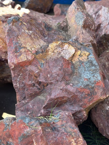 Камни для ландшафтного дизайна красно-фиолетовые 10-60 килограмм купить в Сысерти