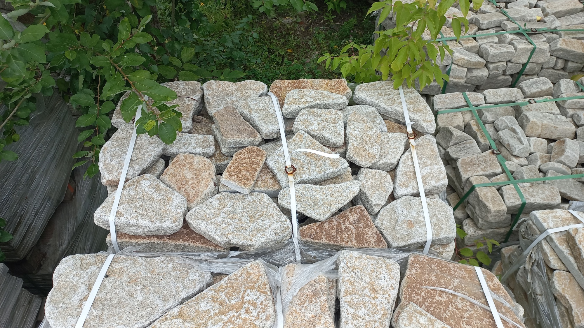 Гранитный плитняк галтованный для мощения купить в Сысерти