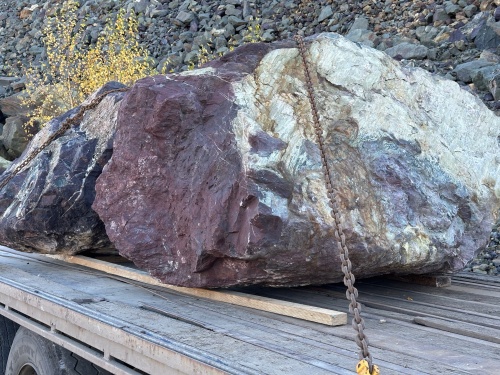 Огромные красно-фиолетовые валуны для ландшафтного дизайна весом более 5 тонн купить в Сысерти