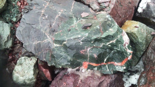 Гигантские зелёные валуны для ландшафтного дизайна весом более 5 тонн купить в Сысерти