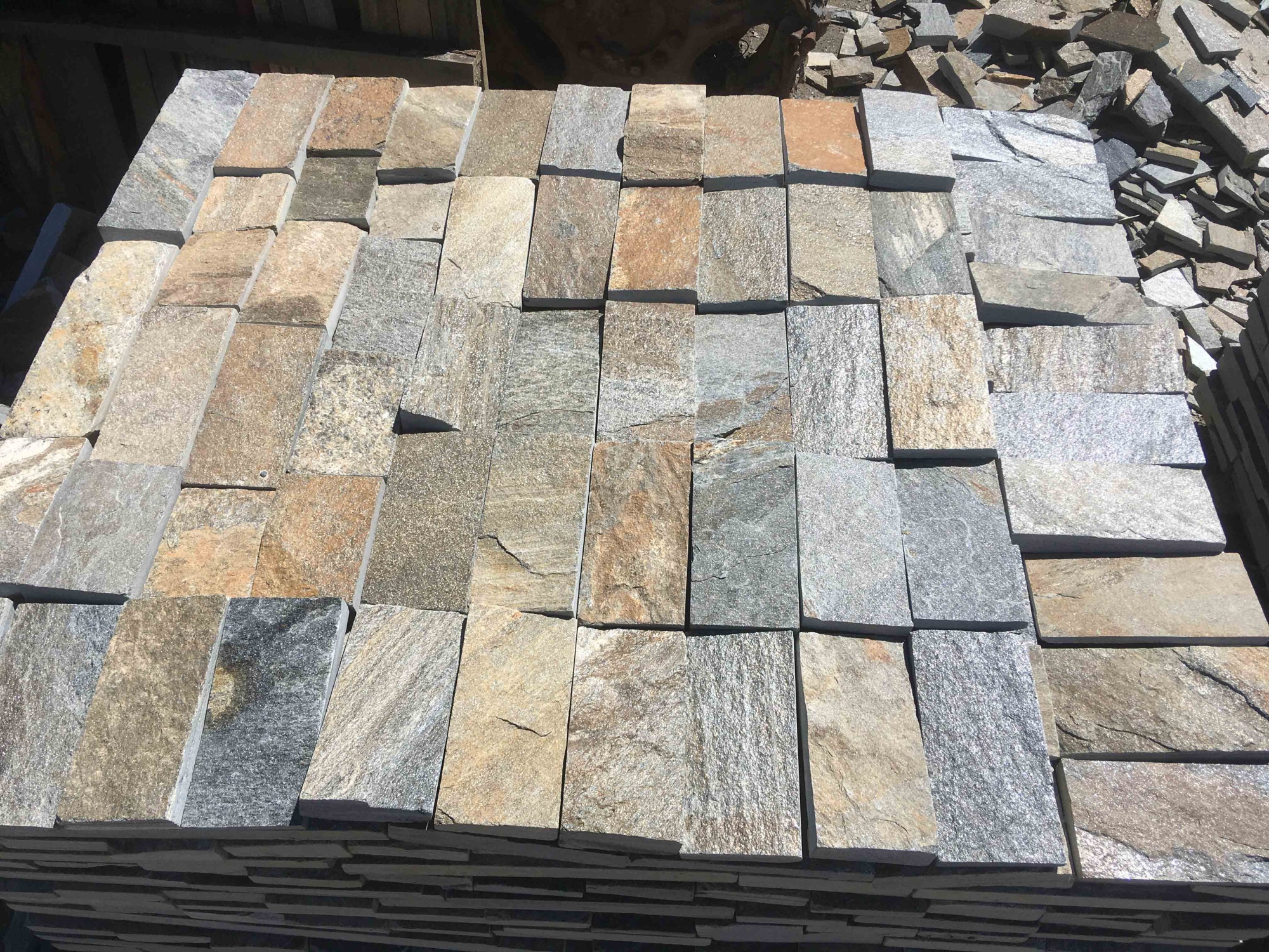 Плитка пилёная златолит Уральский для цоколя, отмостки купить в Сысерти