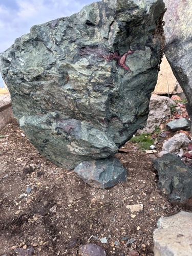 Гигантские зелёные валуны для ландшафтного дизайна весом более 5 тонн купить в Сысерти