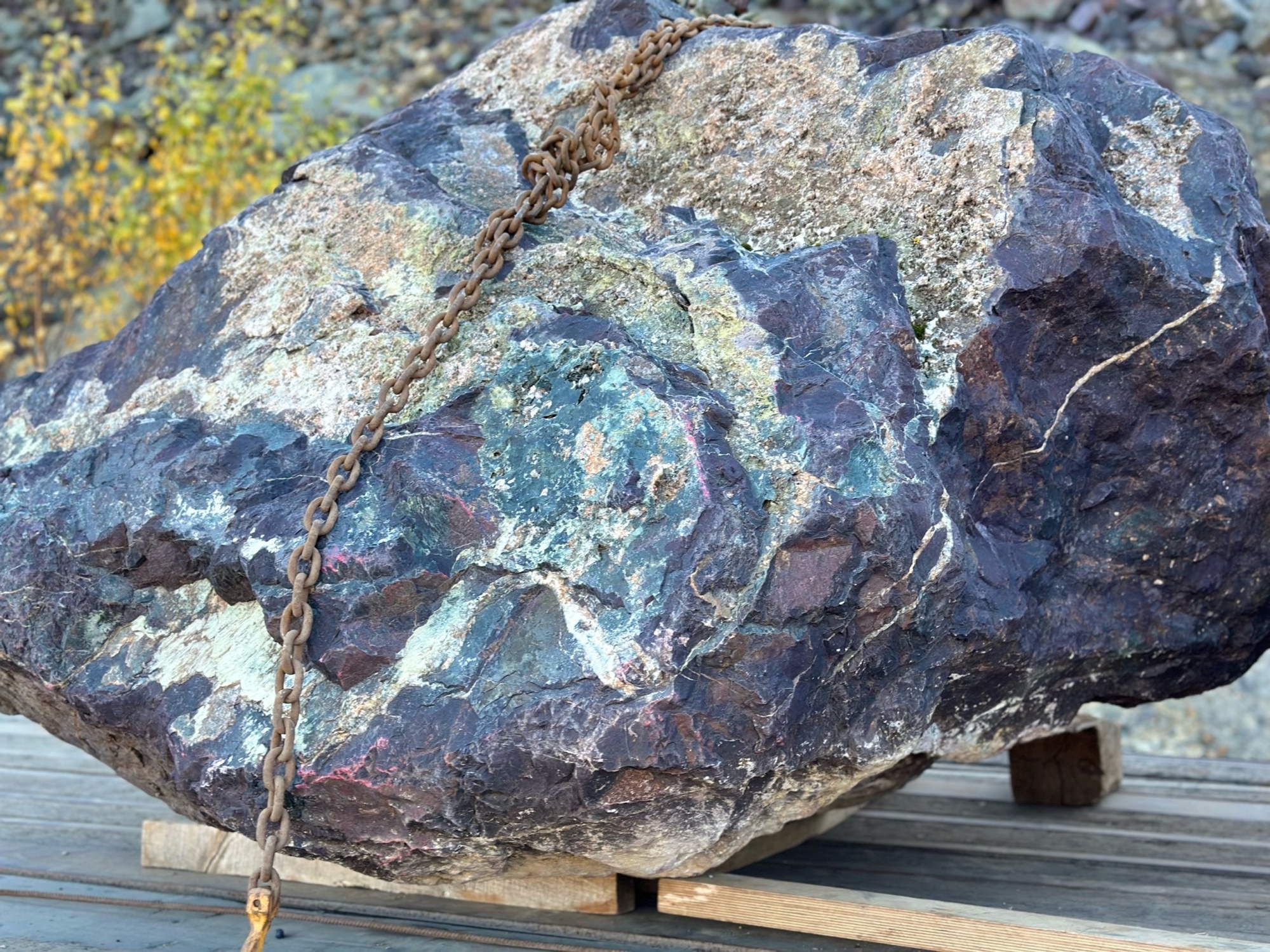 Огромные красно-фиолетовые валуны для ландшафтного дизайна весом более 5 тонн купить в Сысерти