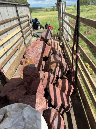 Ландшафтные глыбы красно-фиолетовые 200-1000 килограмм купить в Сысерти