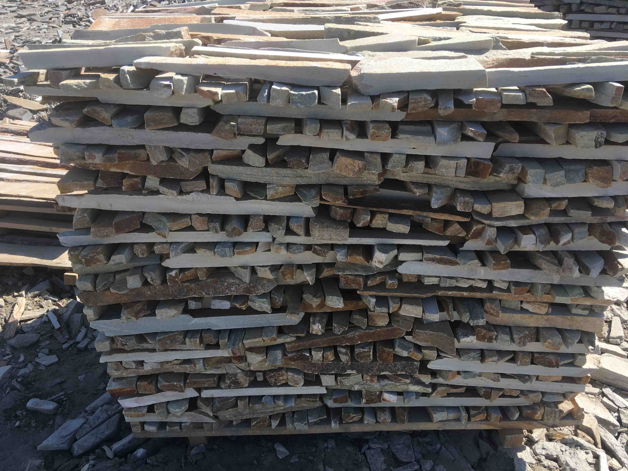 Горбушка златолит золотистый для облицовки купить в Сысерти