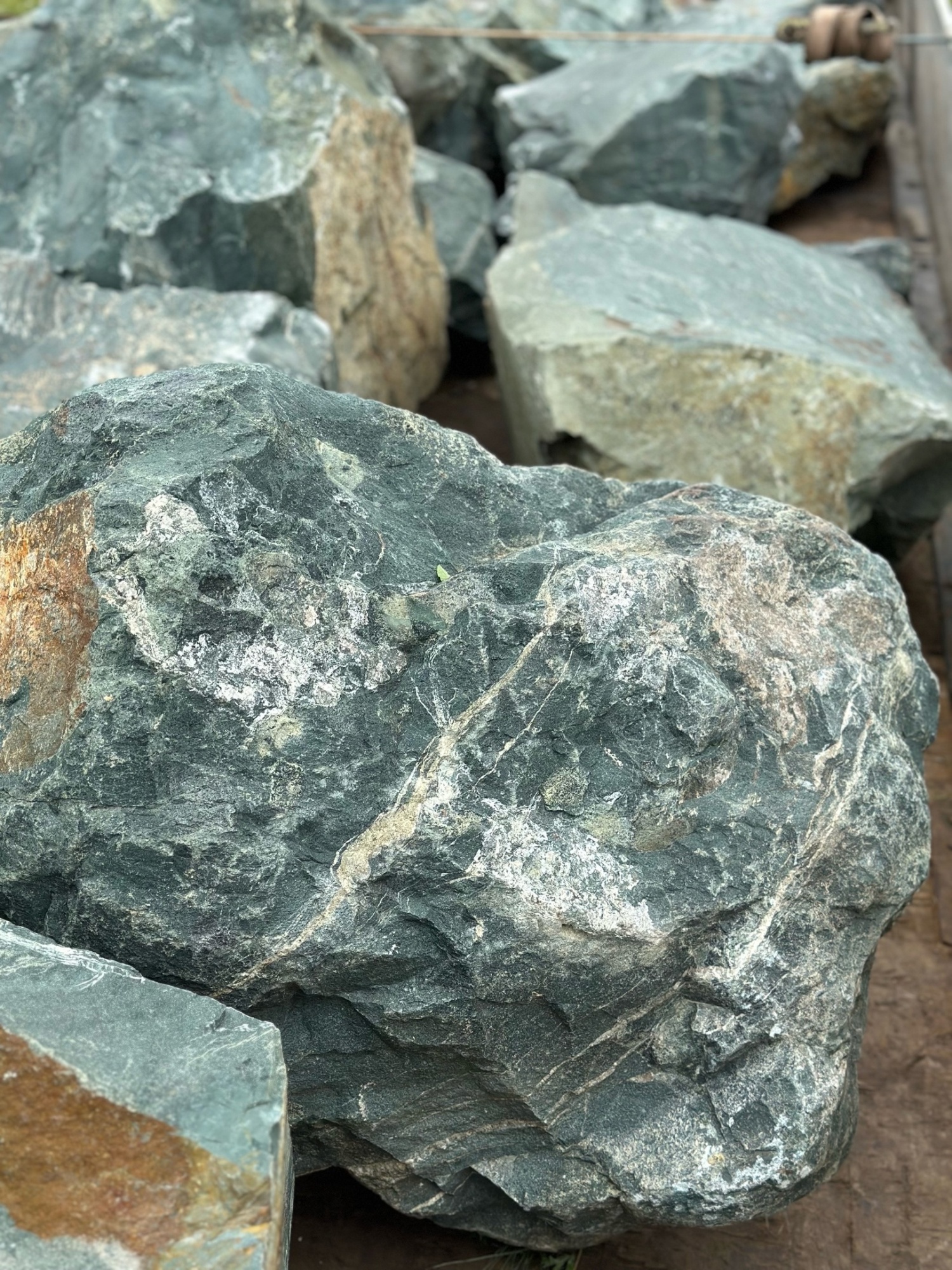 Камни для ландшафтного дизайна зелёные 10-60 килограмм купить в Сысерти