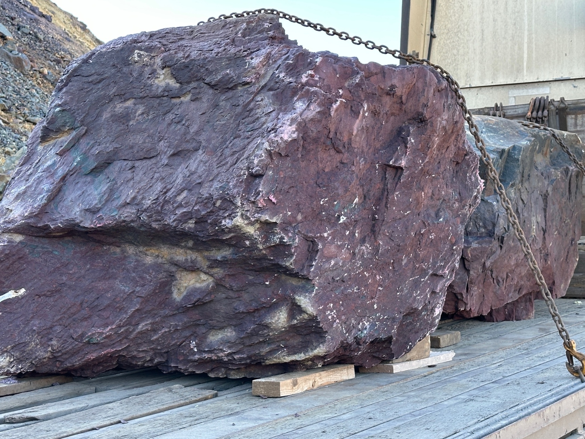 Огромные красно-фиолетовые валуны для ландшафтного дизайна весом более 5 тонн купить в Сысерти