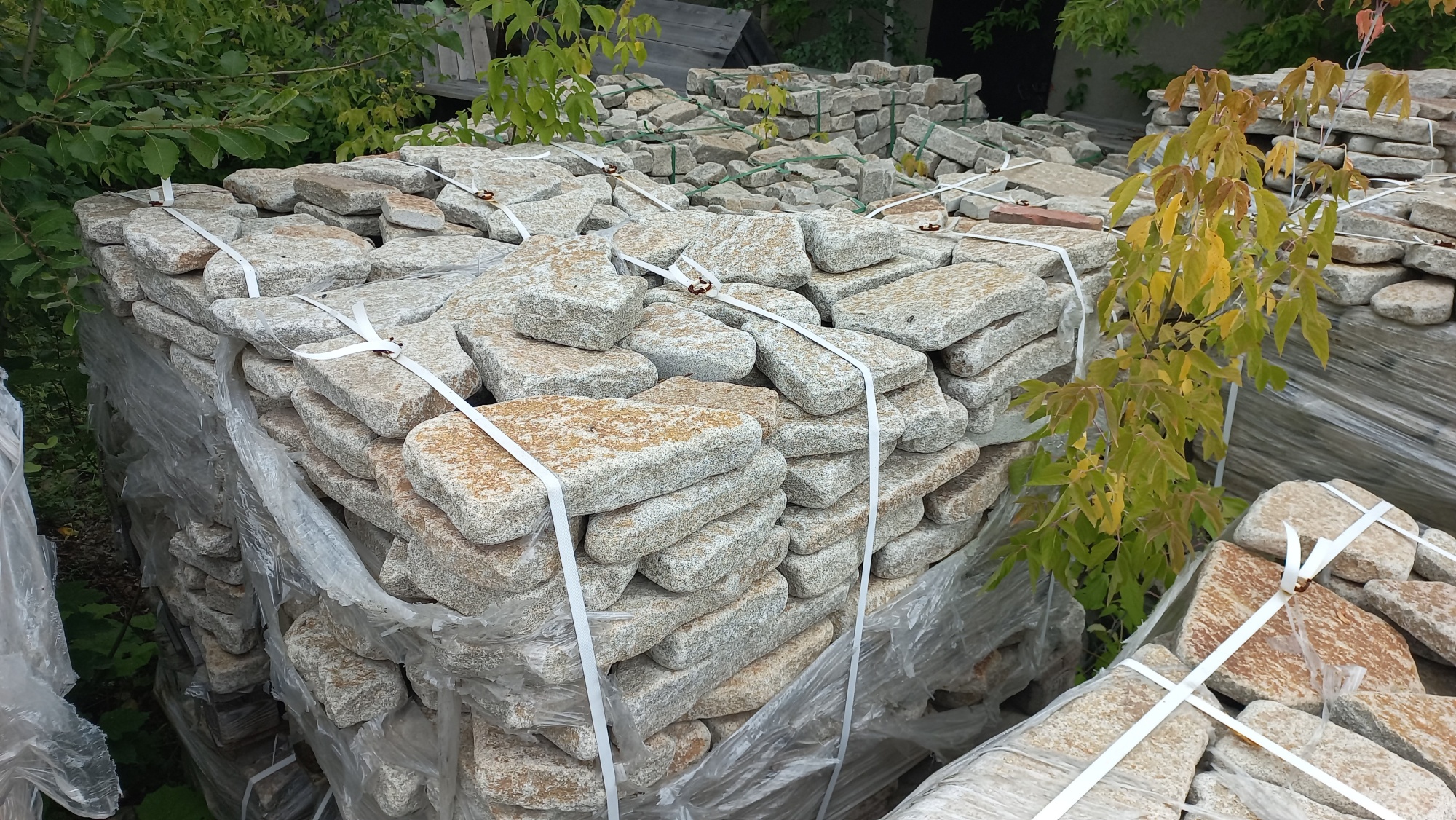 Гранитный плитняк галтованный для мощения купить в Сысерти