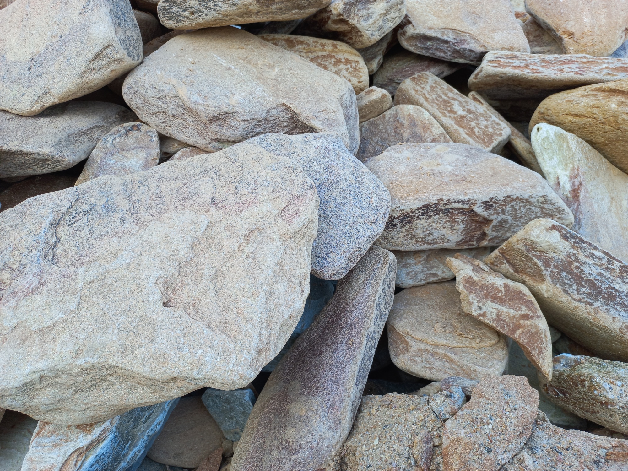 Златолит жёлтый, жёлто-зелёный глыбки и валуны для ланшафтного дизайна купить в Сысерти