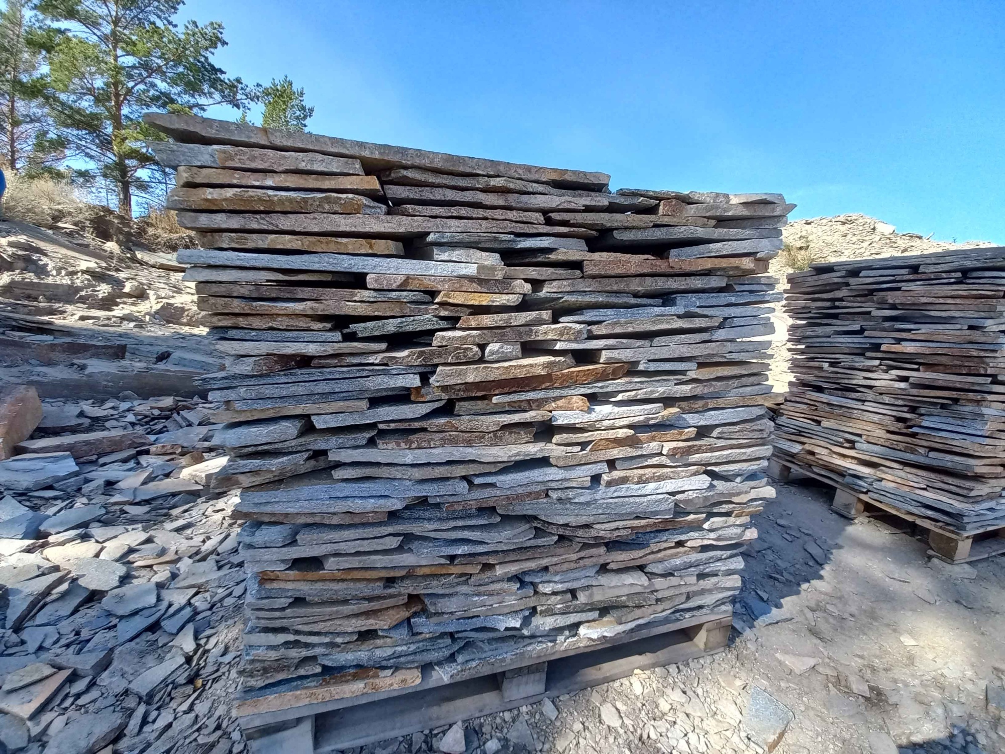 Плитняк златолит серебристый для фасада купить в Сысерти