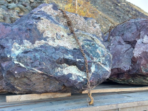 Огромные красно-фиолетовые валуны для ландшафтного дизайна весом более 5 тонн купить в Сысерти