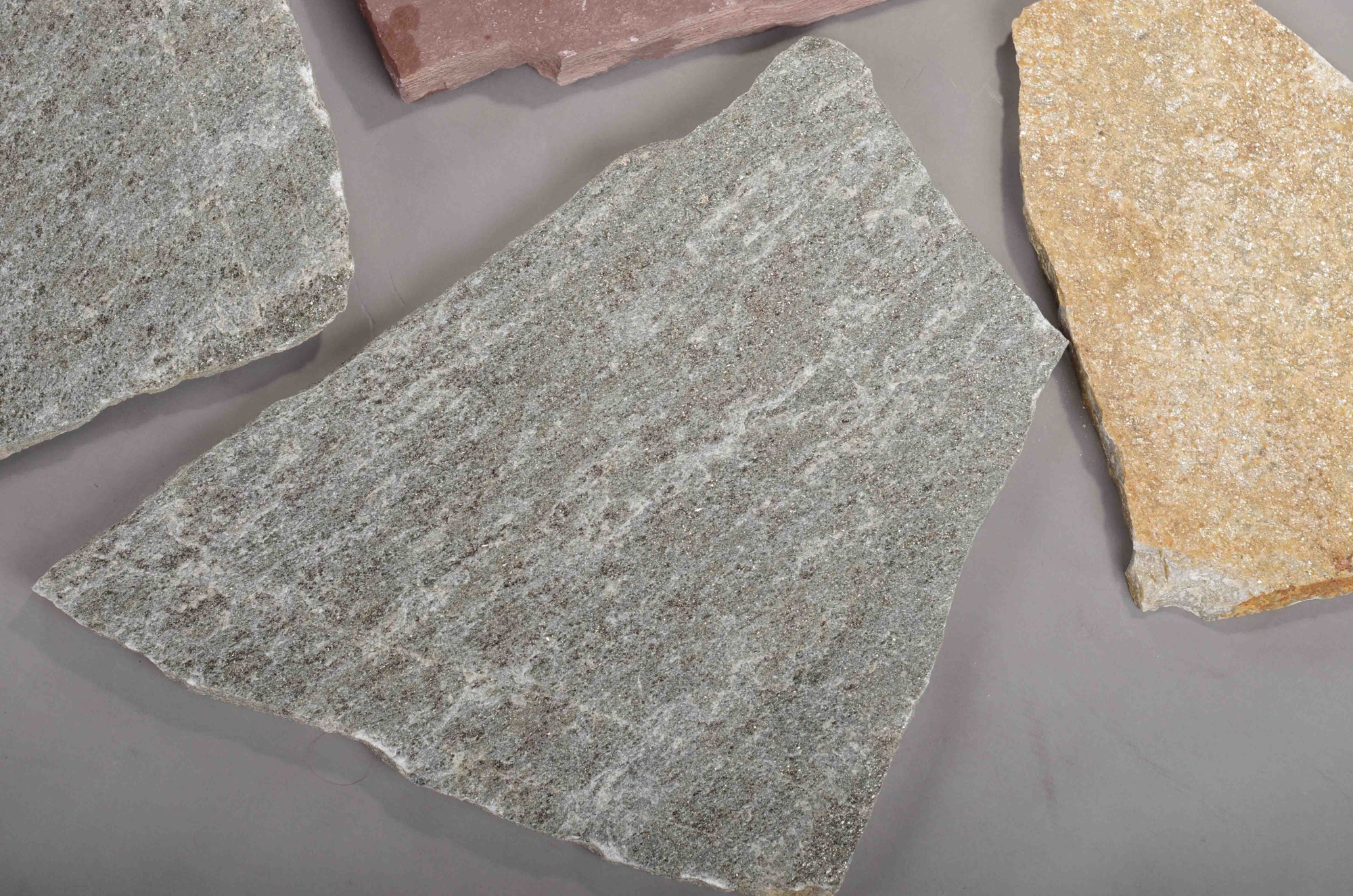 Плитняк златолит Уральский для цоколя, отмостки купить в Сысерти